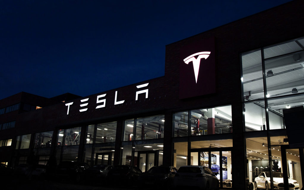 Fasadeskilt med lys Tesla, lysskilt, skilt, fasadeskilt, firmaskilt