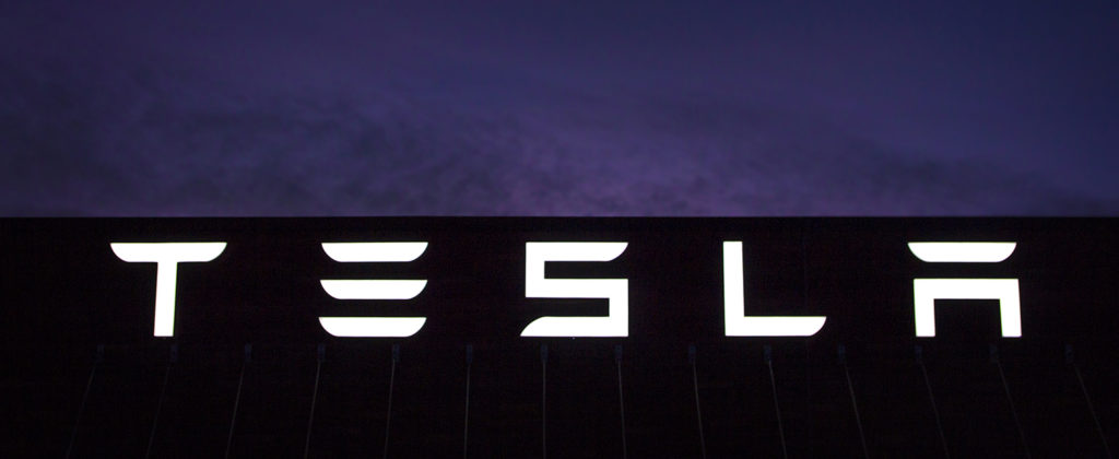 Fasadeskilt med lys Tesla, lysskilt, skilt, fasadeskilt, firmaskilt