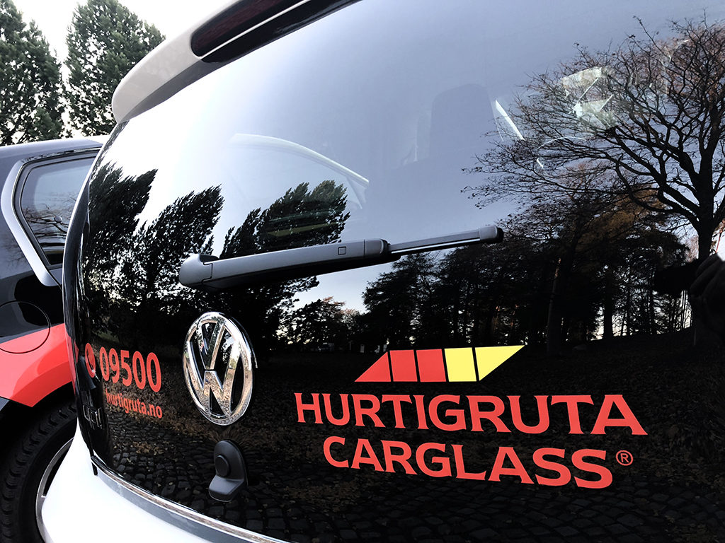 Bildekor Hurtigruta Carglass. Folie på bil. Design av bil. Firmabil med logo