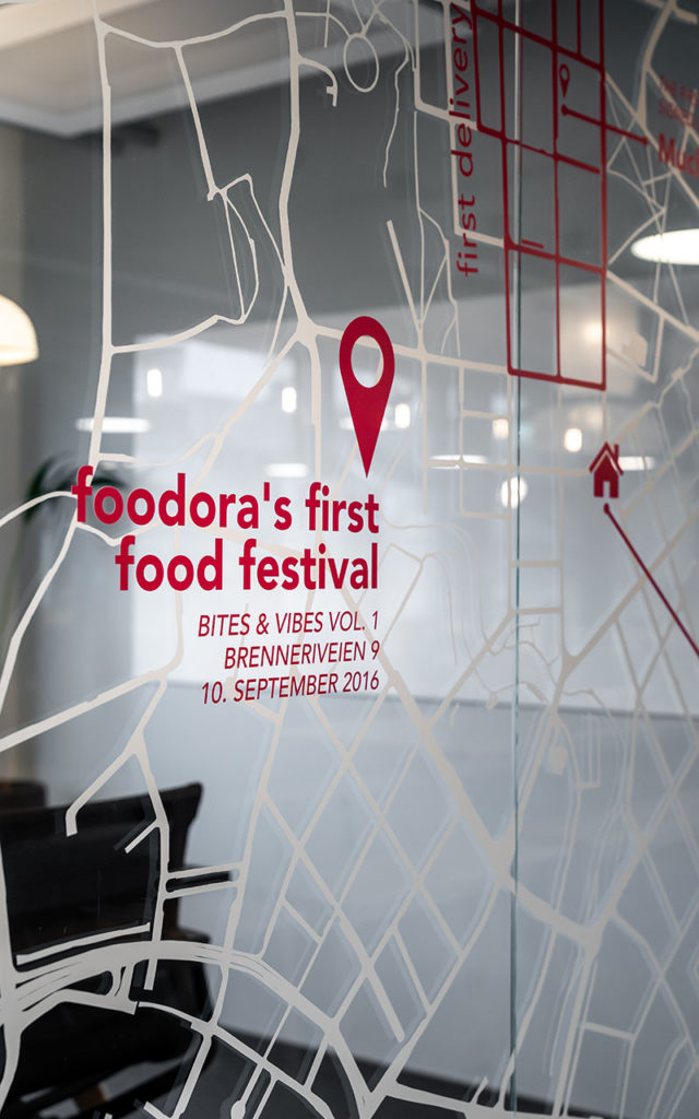 Vindusdekor foodora, dekor, design, konseptdesign, foliedekor, vindusfolie