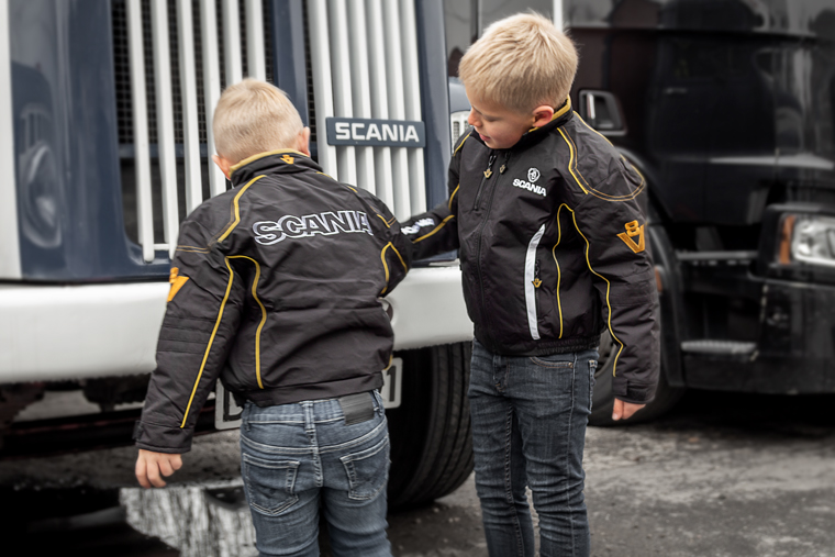 Spesialdesign av jakke Norsk Scania. Spesialproduksjon jakke, jakke med logo, profiljakke, barnejakke med logo, racingakke Norsk Scania