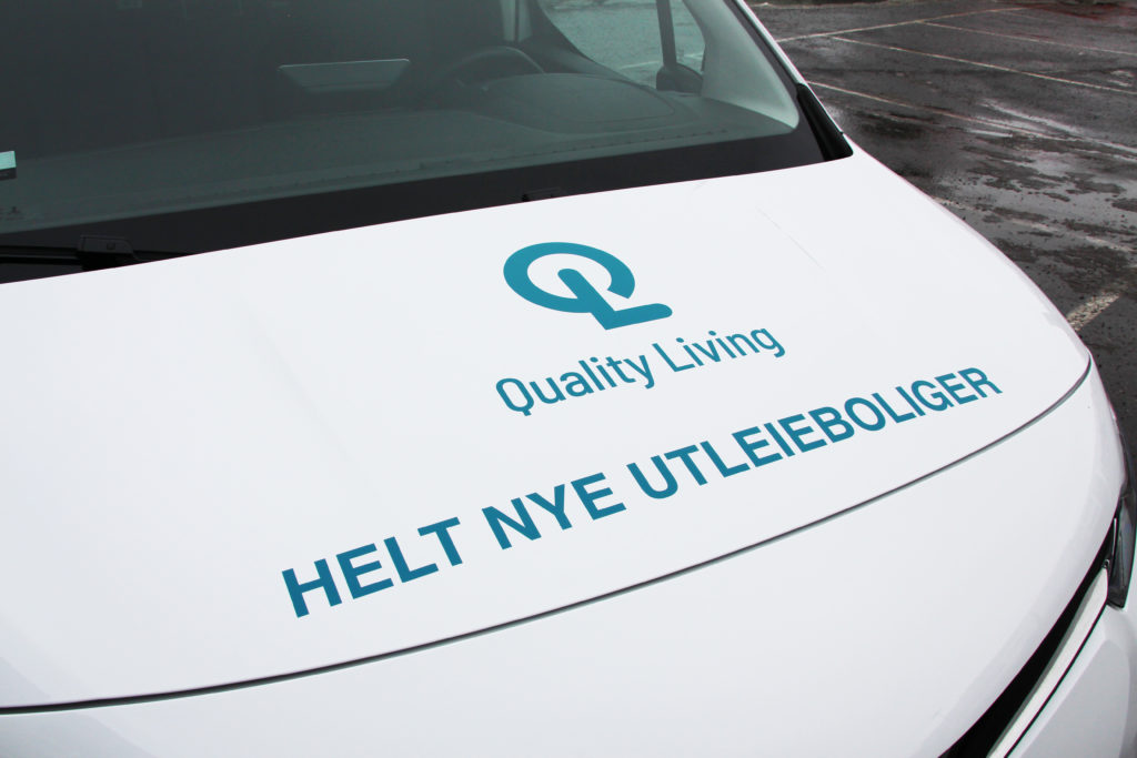 Bildekor på Quality Living sin bil. Logo og reklame på bil. Hvit og blå foliering.