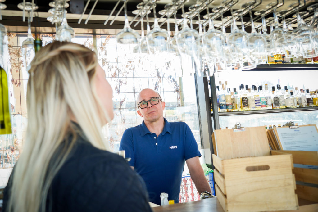 Piren, Arbeidstøy, Arbeidsklær, Profilering, Profilklær, pique med logo, pique med trykk, Servitør klær, restaurantantrekk restaurantklær, meynskilt, restaurantmeny, barmeny,