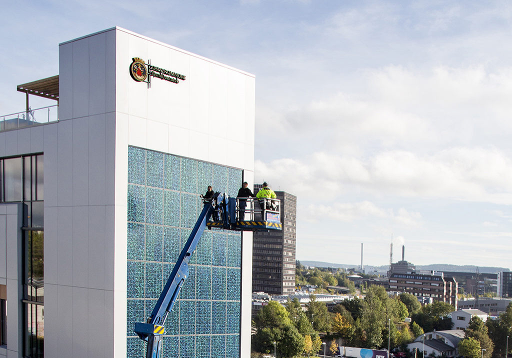 Store fasadeskilter til Oslo Kommune på Hasle Linje. Montasje av skiltene med lift.