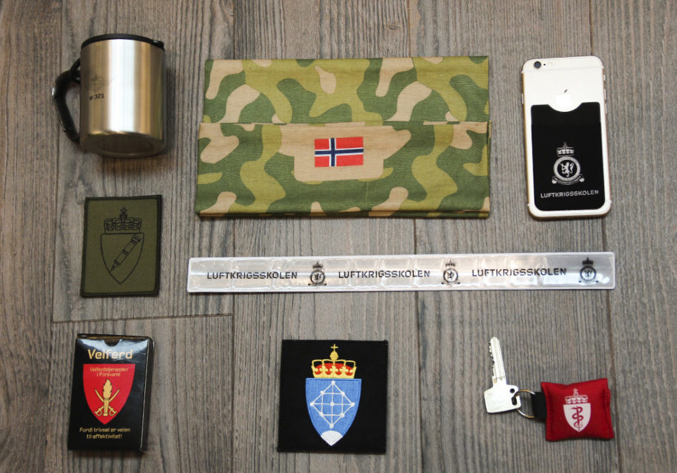 Reklameartikler til Forsvaret. Refleks, mobillomme, buff, bandana, headnecker, turkopp, og emblemer til uniform.