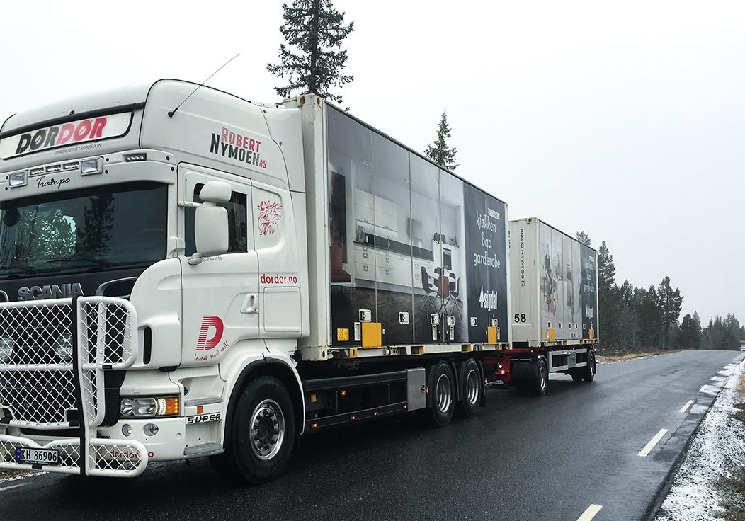 Trailerdekor Sigdal Kjøkken Stor trailerdekor til Sigdal kjøkken. Stor foliedekor gir en god reklameplass.